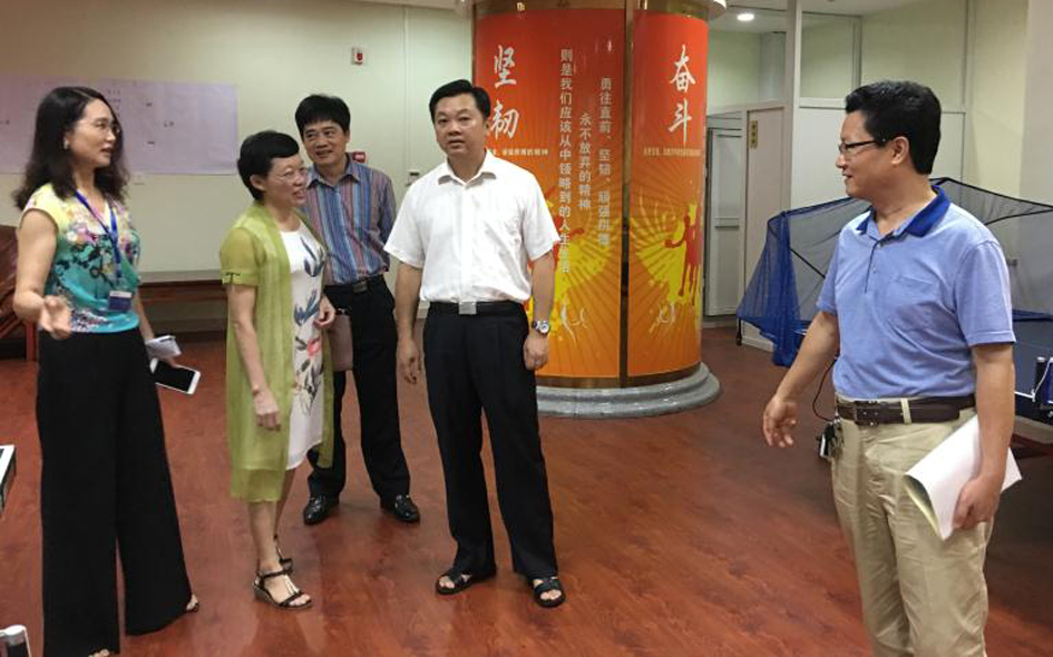 图为市政协科教卫体委委员工作室副主任陈玉芳介绍工作室情况 - 副本.jpg